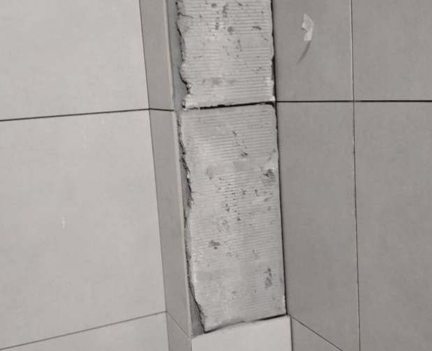 湖南瓷砖空鼓维修公司分享下瓷砖施工前基层浇水润湿程度不足，可能导致以下问题