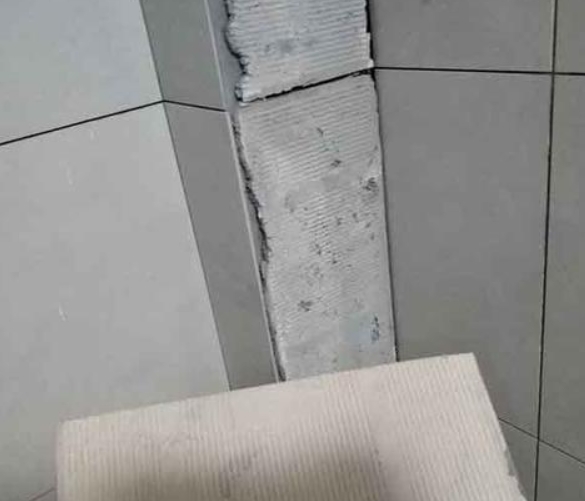 湖南瓷砖空鼓维修公司分享下厨房瓷砖脱落的补救措施。